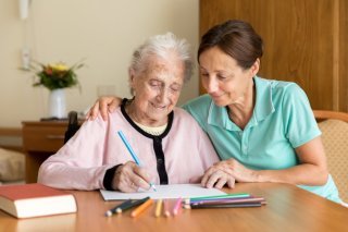 La pédagogie Montessori offre un regard neuf sur la démence : elle consiste à se concentrer sur tout ce que la personne est encore capable de faire.